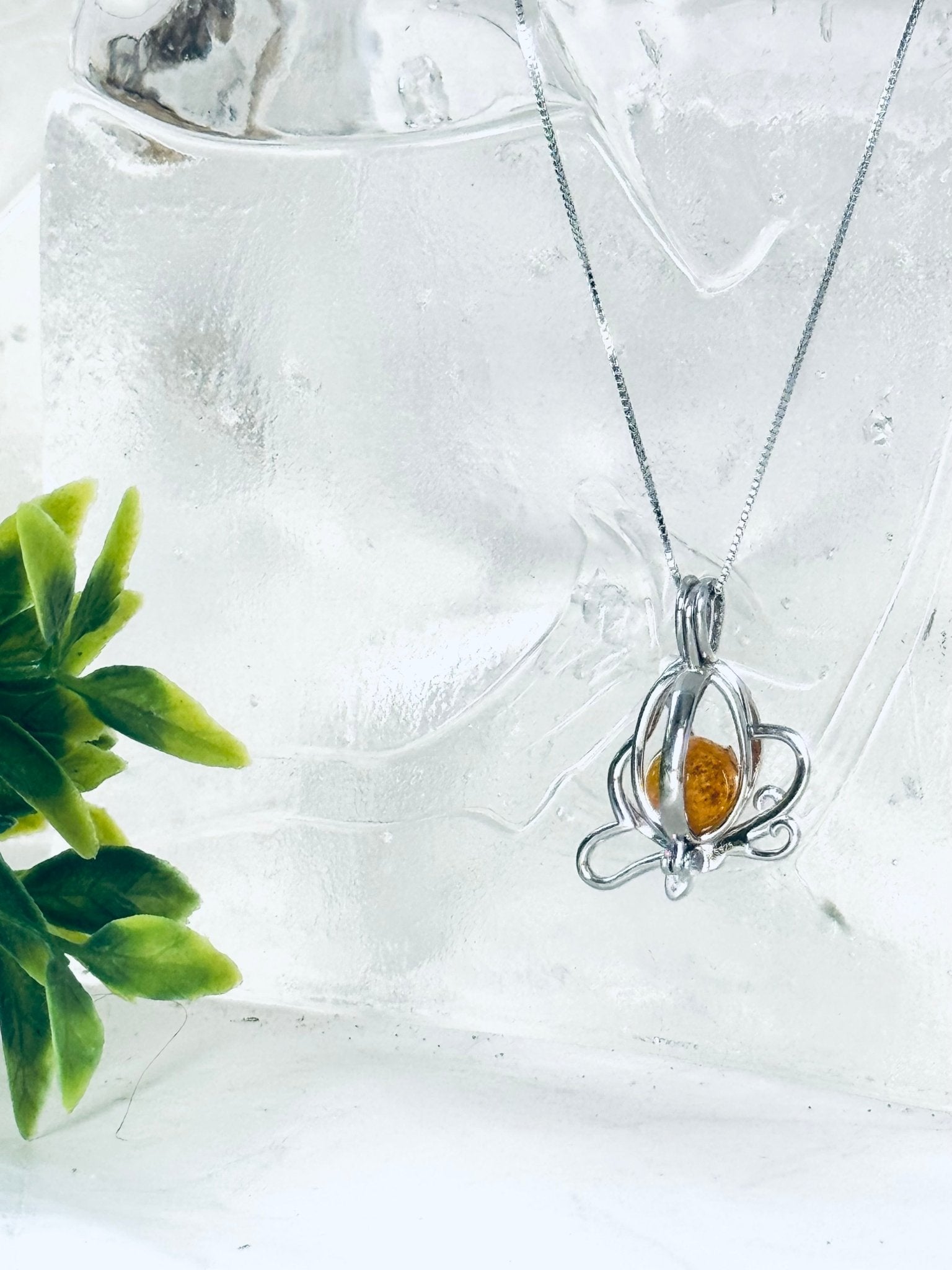 Collier "Bille de mémoire" (papillon) pour cendres funéraires - La Meduse - Verre soufflé