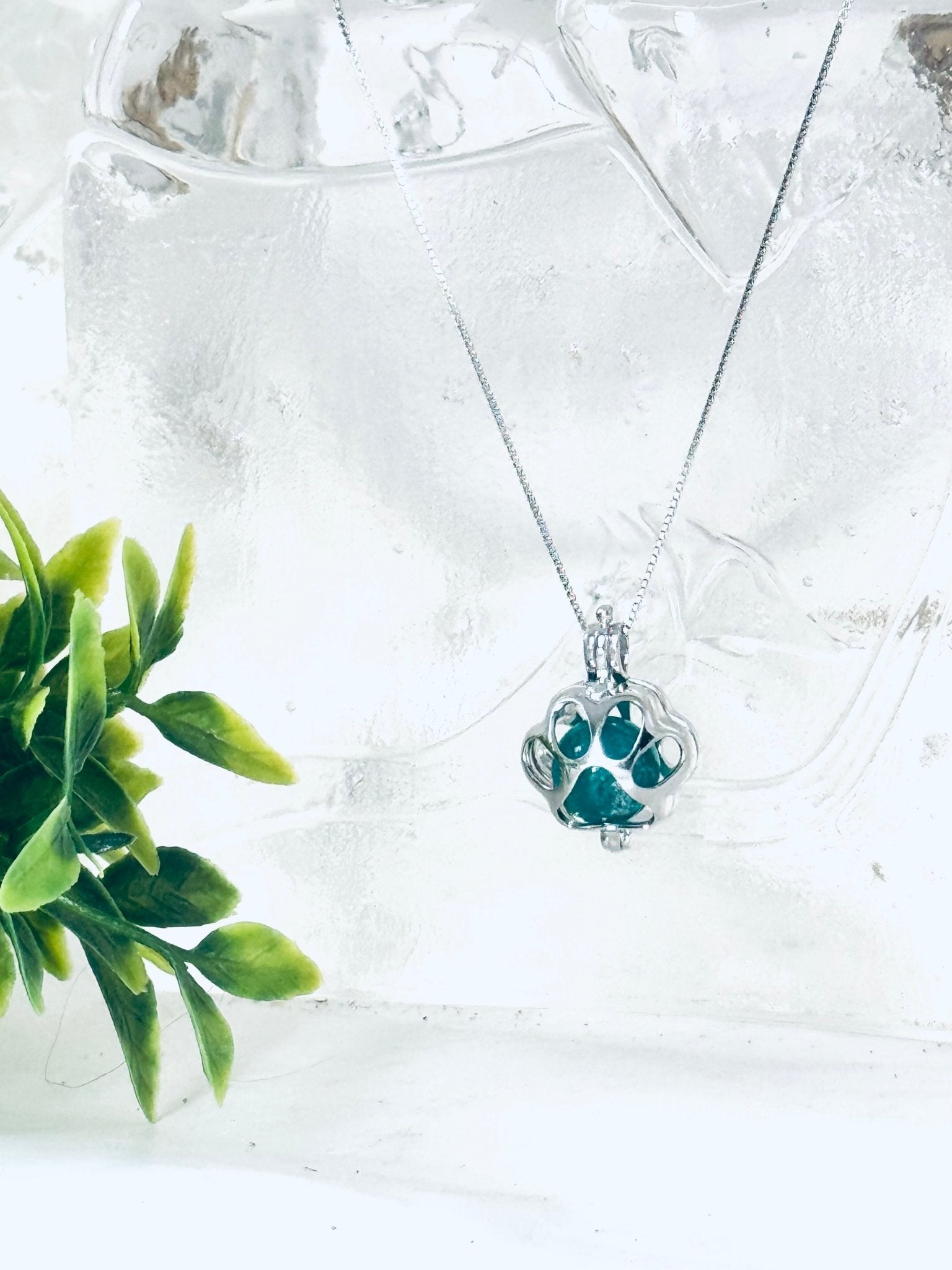 Collier "Bille de mémoire" (patte d'animal) pour cendres funéraires - La Meduse - Verre soufflé