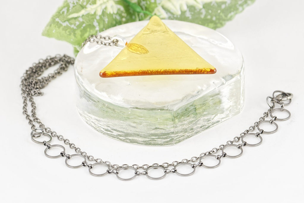 Pendentif en verre à porter de 3 façons (triangle) - La Meduse - Verre soufflé